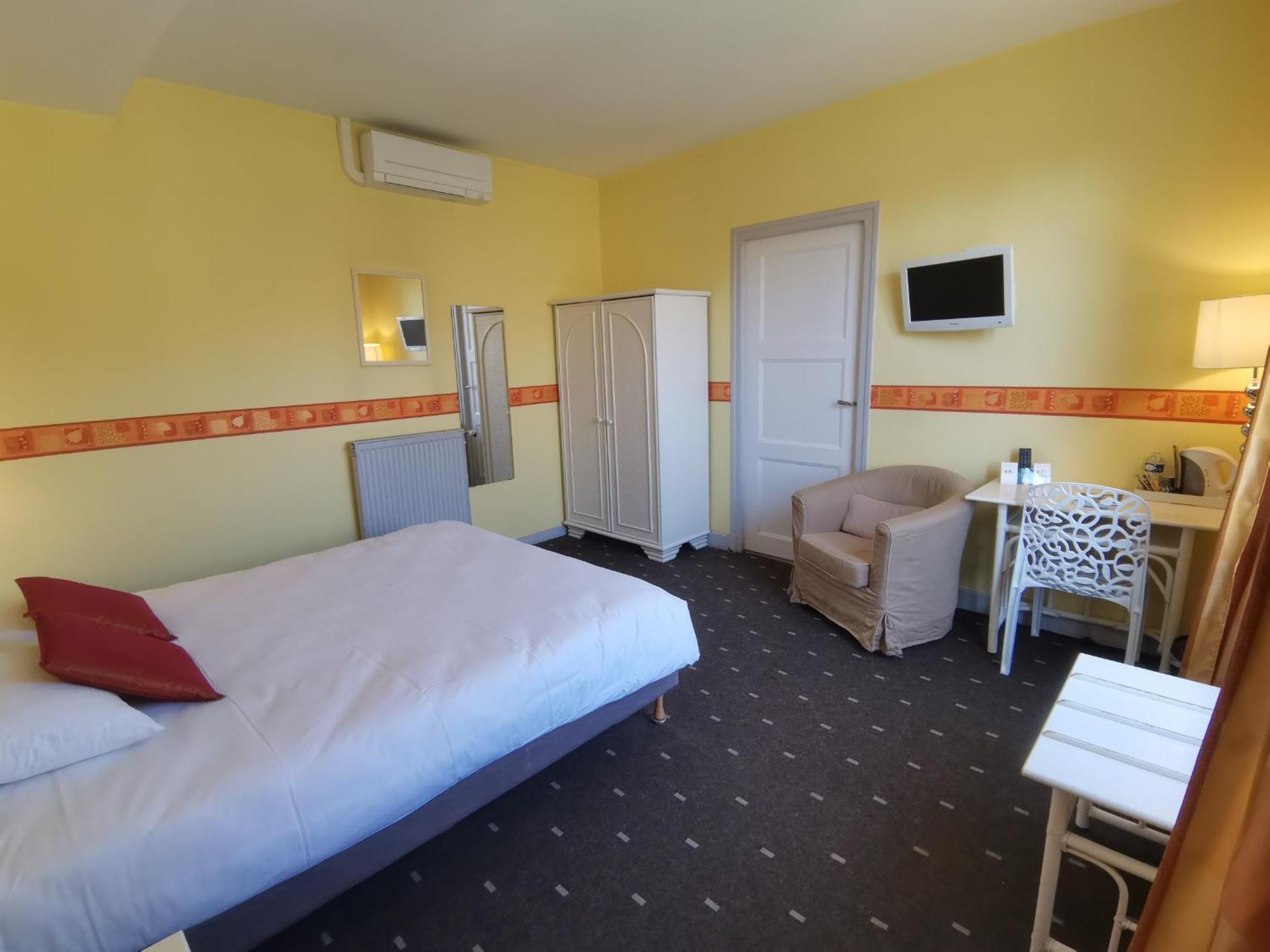 Logis Hotel Le Cerf Бриар Экстерьер фото